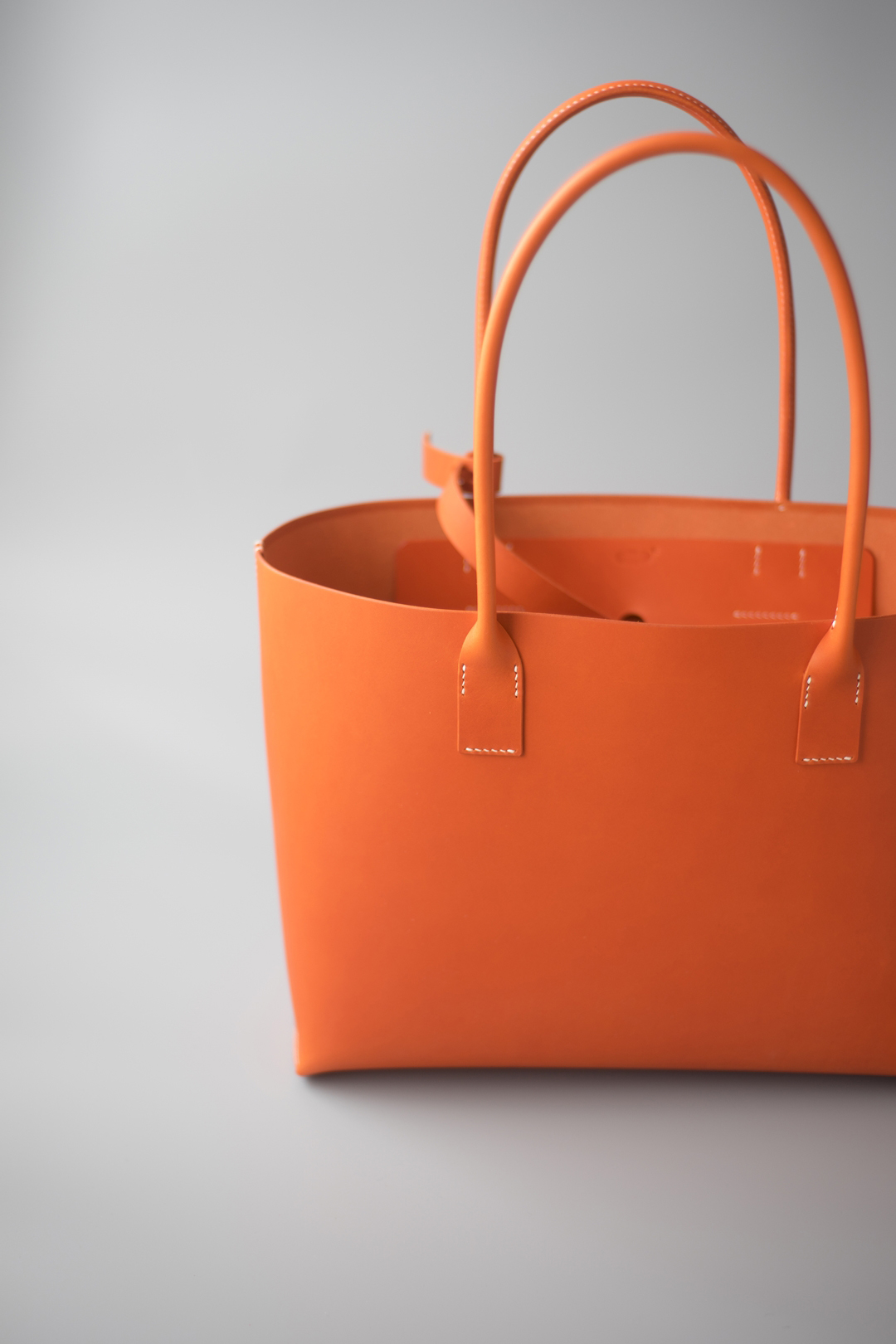 オレンジ色の手縫いトートバッグ２型が完成しました