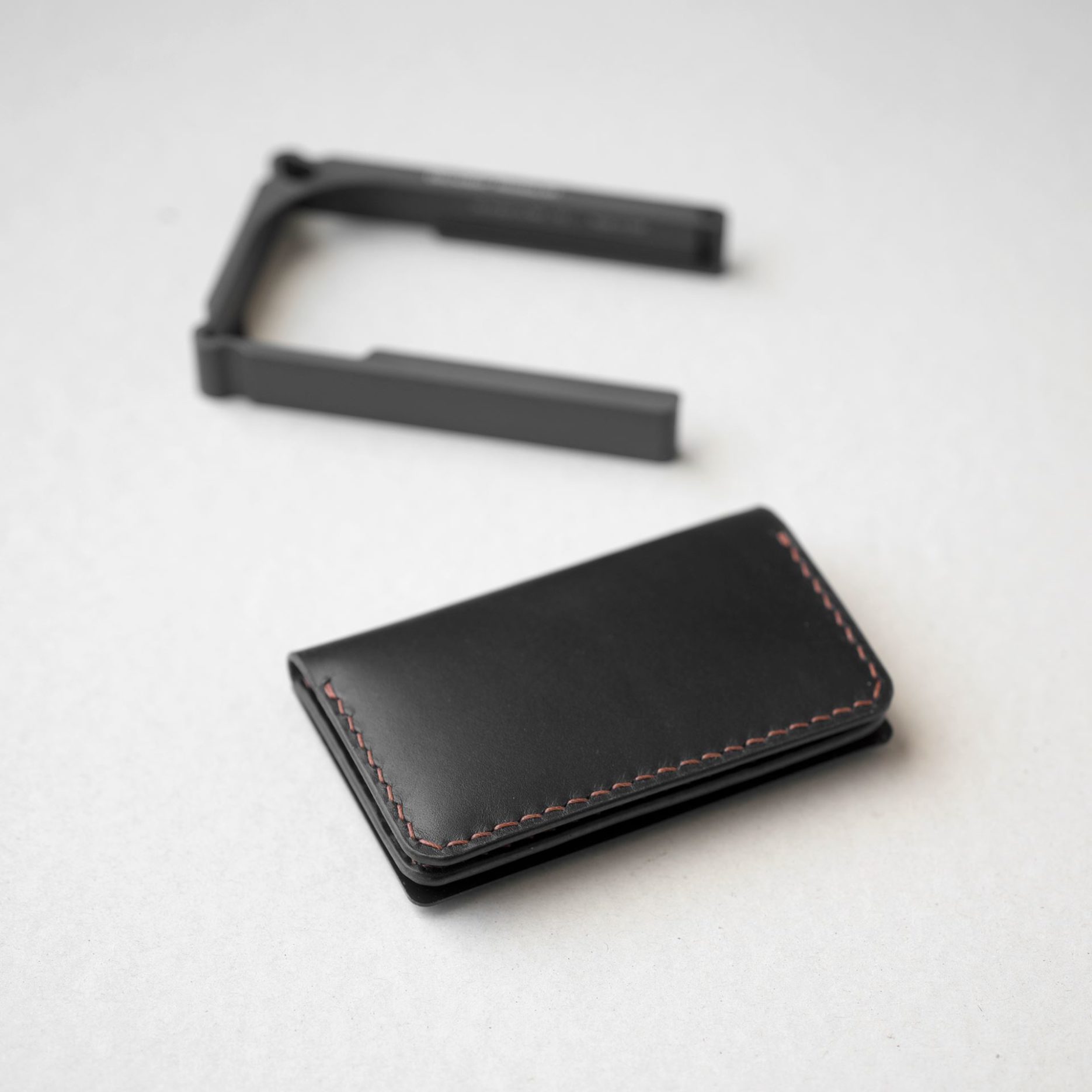 黒いAirTag対応型ミニマリスト財布が完成しました