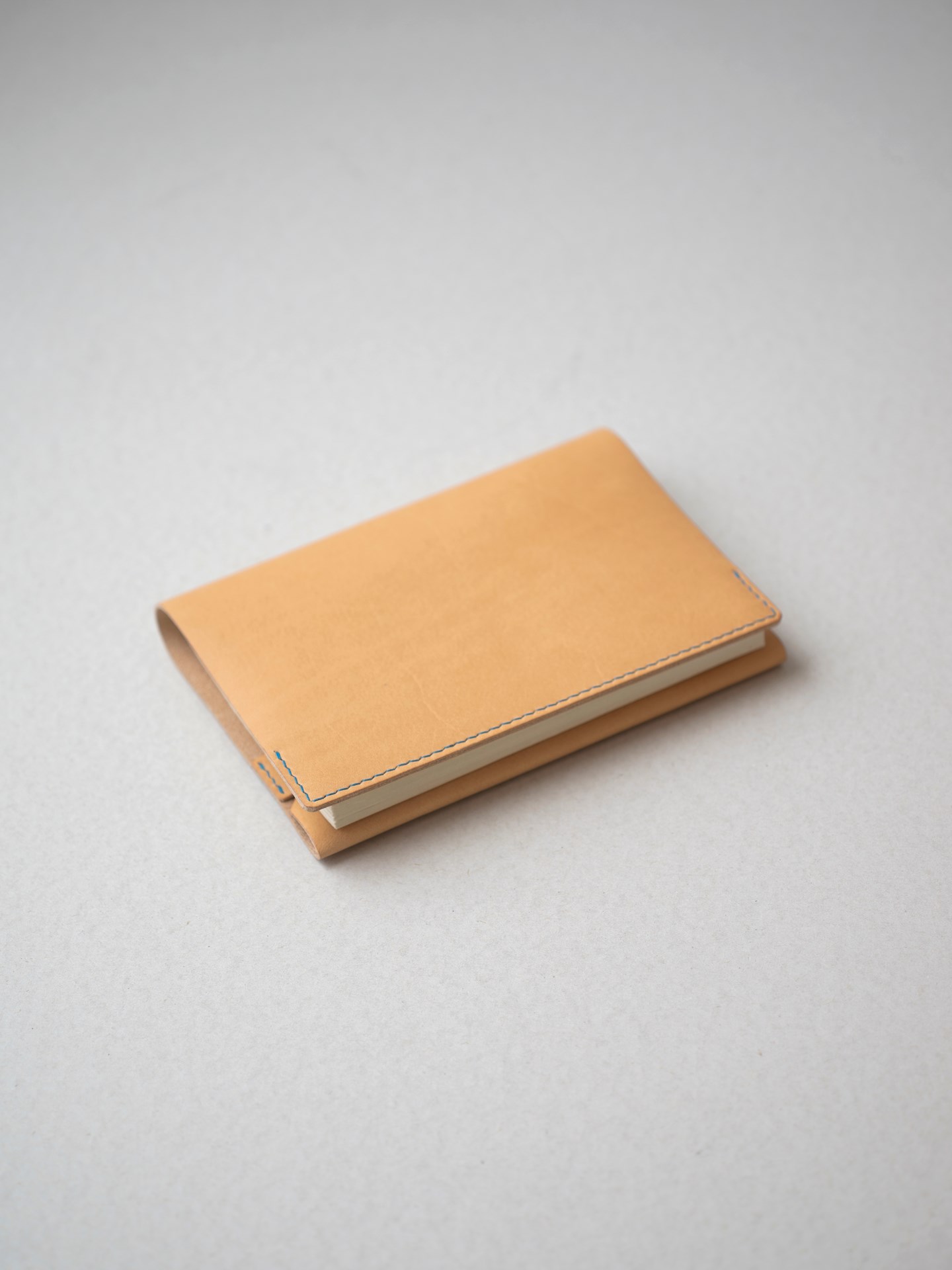 生成りのブックカバー2型文庫サイズをつくる | kumosha